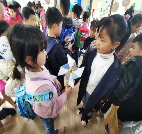 孩子|遇见春天的童话！春游路上，桃源学前教育集团的小伢儿遇到了…