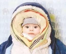 婴儿被老人裹8件衣服患捂热综合征 致高烧40度