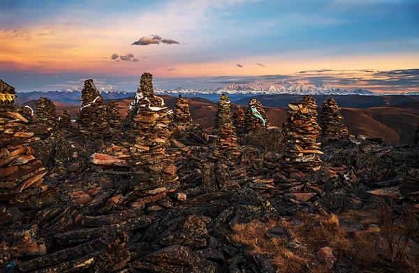 #旅行百事通#夕阳映照下的贡嘎山,让人在净化之中升华灵魂