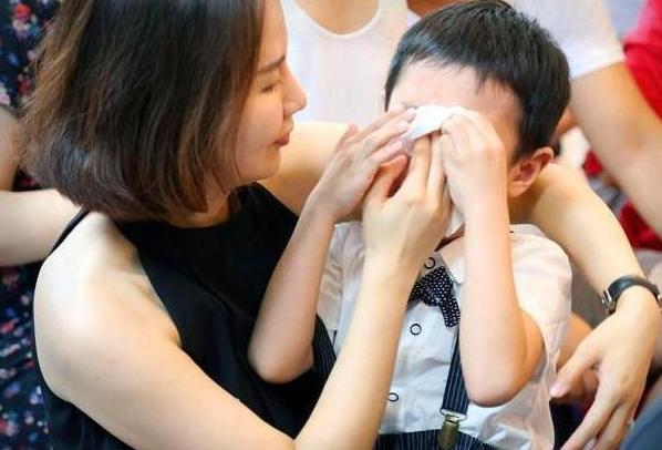超级宝妈|孕妈深夜独自到医院生“二胎”，身边还带着大宝，网友：心疼宝妈