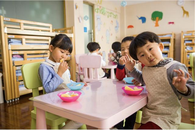 「超级宝妈」“停课不停学”的孩子里面，属幼儿园的小朋友开学的最晚了？