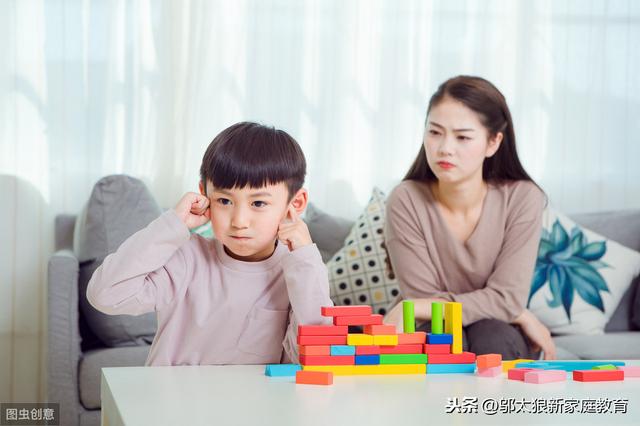 「超级宝妈」孩子发脾气时，笨父母一味讲道理，聪明父母首先接纳孩子的情绪