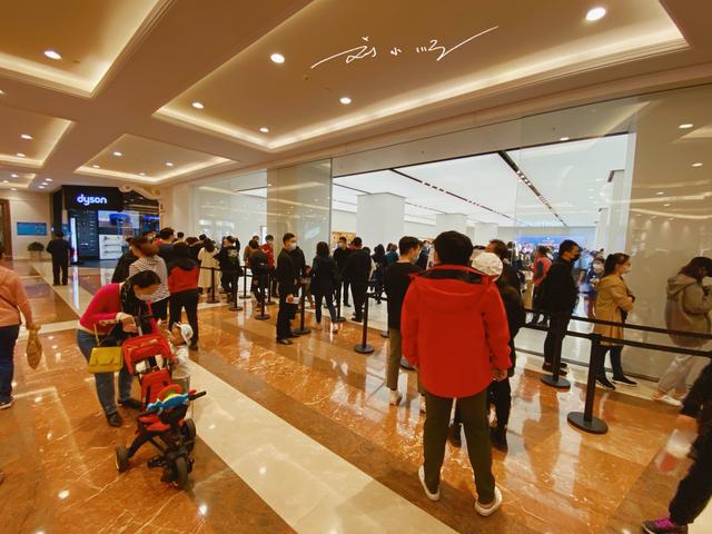 iPhone凉凉了？实拍上海的苹果专卖店，中国消费者大排长龙