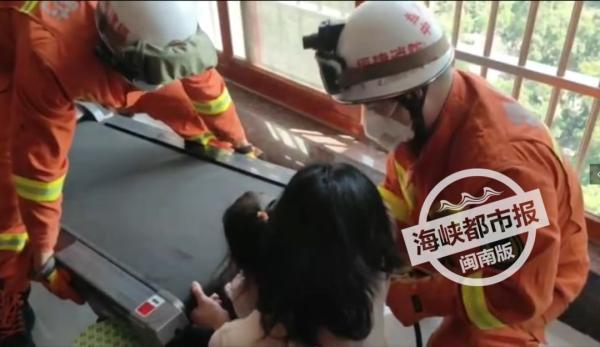 【光明网】心疼！3岁女娃，手掌卷入跑步机……“熊孩子”的花样被卡