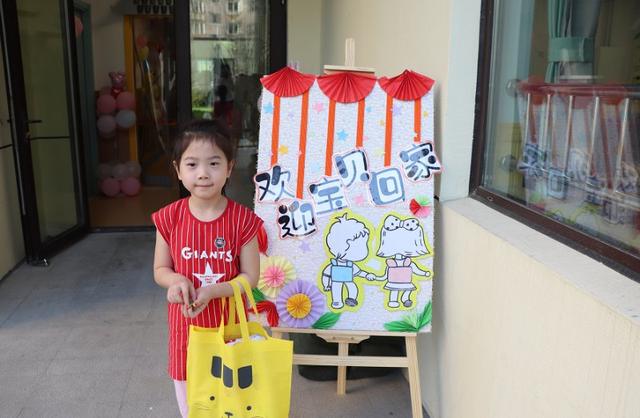 超级宝妈|击鼓庆祝、和“平安果”合影，金色悦城幼儿园孩子开学入园惊喜多