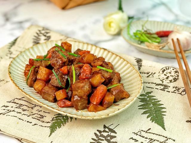 冬天多给孩子吃牛肉，虽然贵点但是营养非常高，炖一锅全家都爱吃