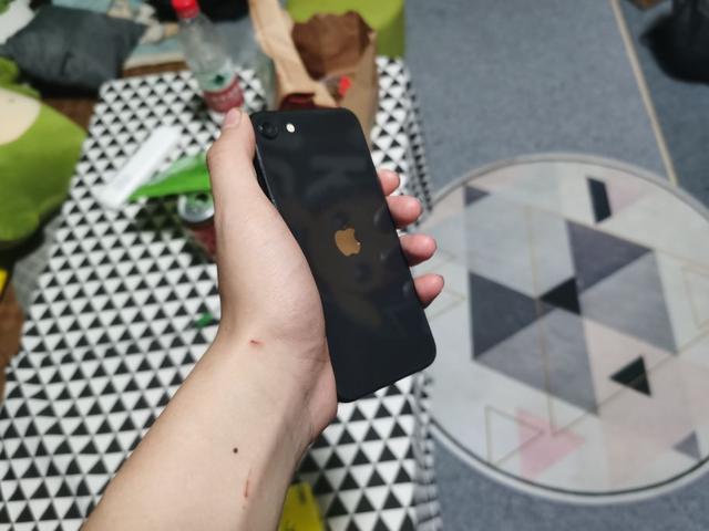 为什么很多人都评价说iPhone SE2是“智商检测机”？