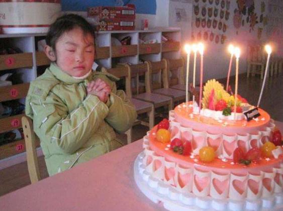 超级宝妈▲“最委屈生日”火了，宝宝对着假蛋糕边哭边许愿，网友：这爹太坑
