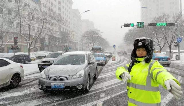 东北一场暴雪，揭开了新能源汽车“遮羞布”，车主开车只能穿棉衣