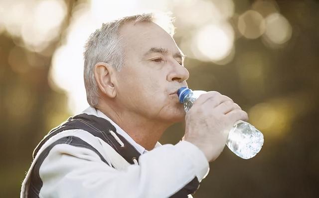 预示脑中风12大症状！两个以上可得要小心，警惕中风找上门