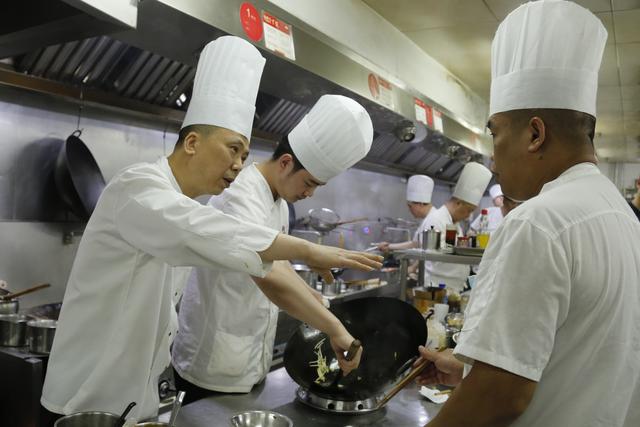 黄任康|从切配小工到非遗大师，海派粤菜在这家九十五载老字号里大放异彩