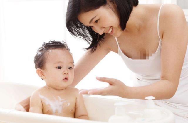 #超级宝妈#“洗澡不对，孩子遭罪”，给娃洗澡时，家长一定要注意这几个误区