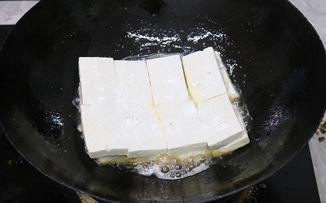 天冷降温，来一盘传统老菜锅塌豆腐，酥香入味，经济又实惠