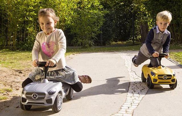 宝爸送女儿“不锈钢拨浪鼓”，网友忍不住笑出声：耐用且实用