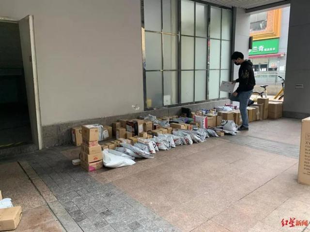 「环球网」快递业恢复运营，收快递会感染吗？专家：概率极低但注意消毒