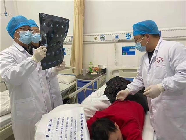 中医博士挂职引发“针刀效应”