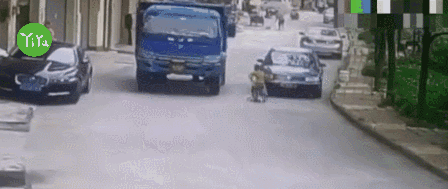 【超级宝妈】警惕！千万别让孩子骑滑行工具“上路探险”