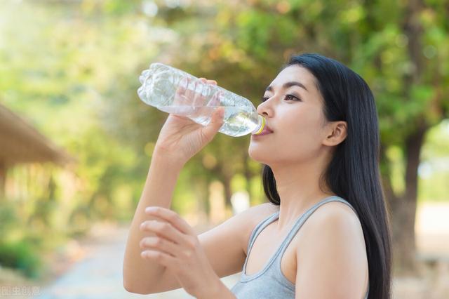 肝癌越来越频繁？医生提示：喝水两坚持睡前三不要，癌细胞会更远