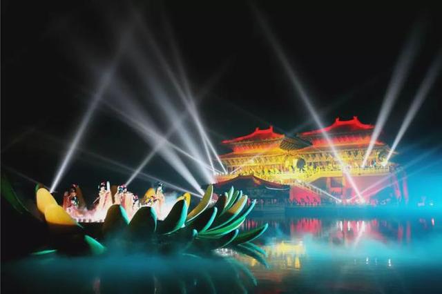 我的天！蔡徐坤、Angelababy、郭麒麟等跑男家族成员齐聚清明上河园！穿宋装、玩穿越，一起揭开这里的神秘面纱|影视交流地