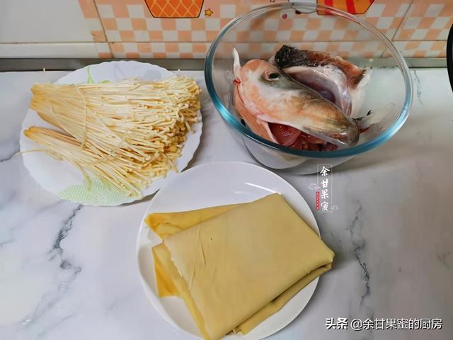 金针菇豆皮鱼头汤，食材普通，炖一炖上桌，汤汁奶白浓郁无腥味