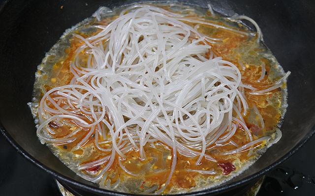 冬季餐桌上少不了的下饭菜，肉末炖粉条，肉末酥香，粉条Q弹入味