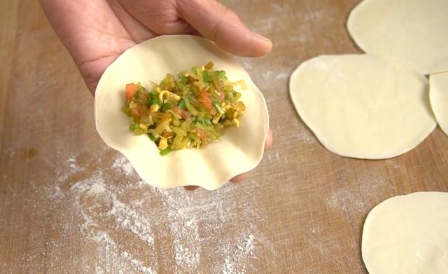 冬天就爱吃这馅的包子，不发面不烫面，皮薄馅足，一次至少吃4个