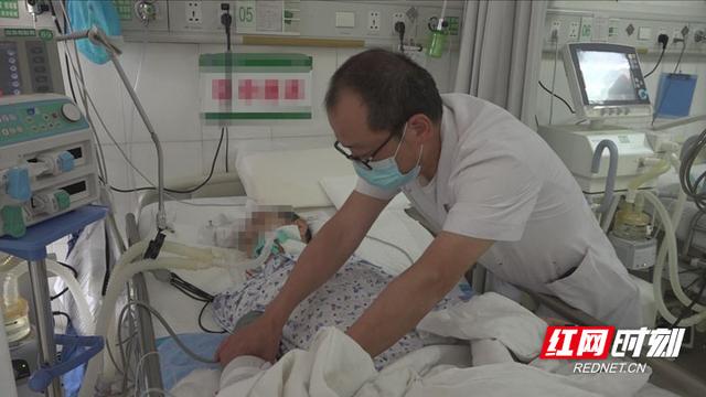 红网张家界:老人街头晕倒心跳停止 路过医生2000余次按压施救