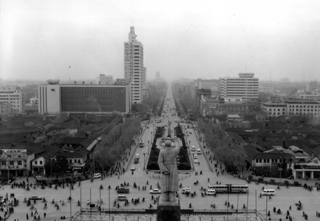 200 Old Chengdu Photos Pulled Out of the Bottom of the Box! What Did the Most ‘Hong’ Restaurants and First Clock Tower Look Like?