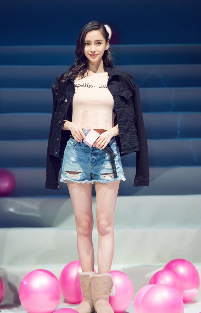 原味哆啦|杨颖变粉色小公主，渔夫帽+高开叉半身裙，嫩得像18岁少女