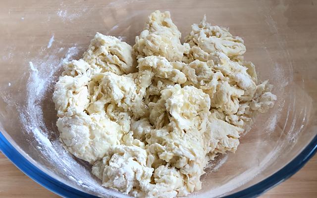 第一次这样做甜甜圈，色泽金黄，外酥内软，做法简单，无需烤箱