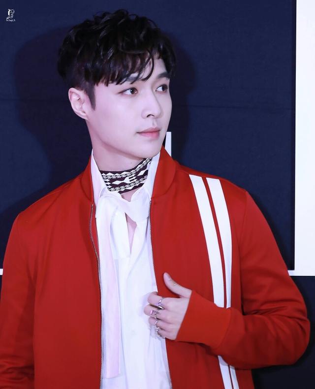 形同陌路|根正苗红的张艺兴拥有完美的肌肉线条，背后是谁的功劳呢？