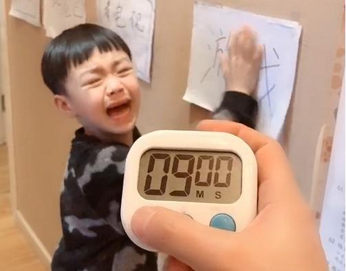 超级宝妈：无情宝爸另类育儿方式走红：“你不是喜欢玩么？让你玩个够！”