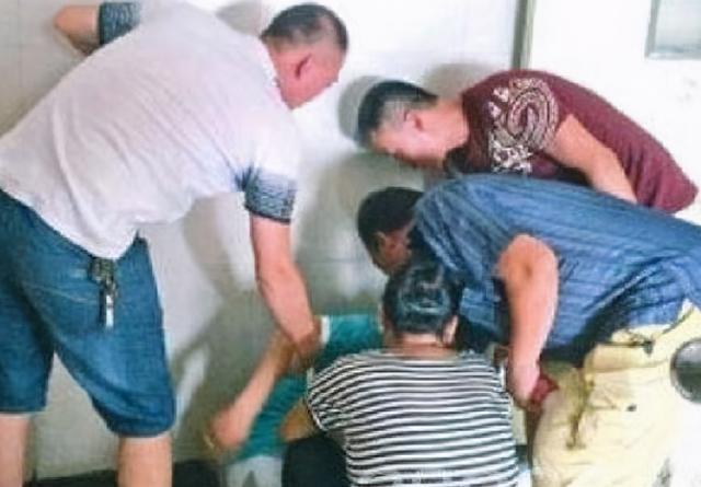 6岁男童误食父亲的小药丸，母亲彻夜难眠，母亲：吓坏了，按都按不住