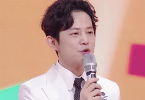 fun娱乐|何炅弯腰给新人让镜头：你的用心良苦，要有人懂才有价值