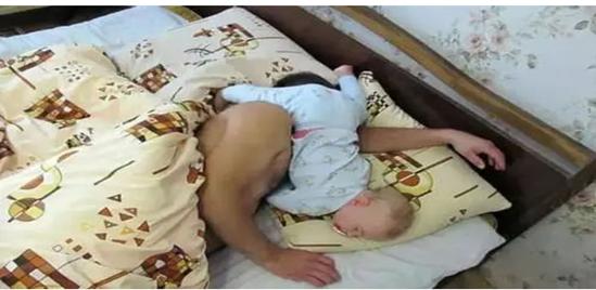 你的育儿经:爸爸带3岁女儿睡觉,妈妈推开门看到这画面,网友:同款爸爸