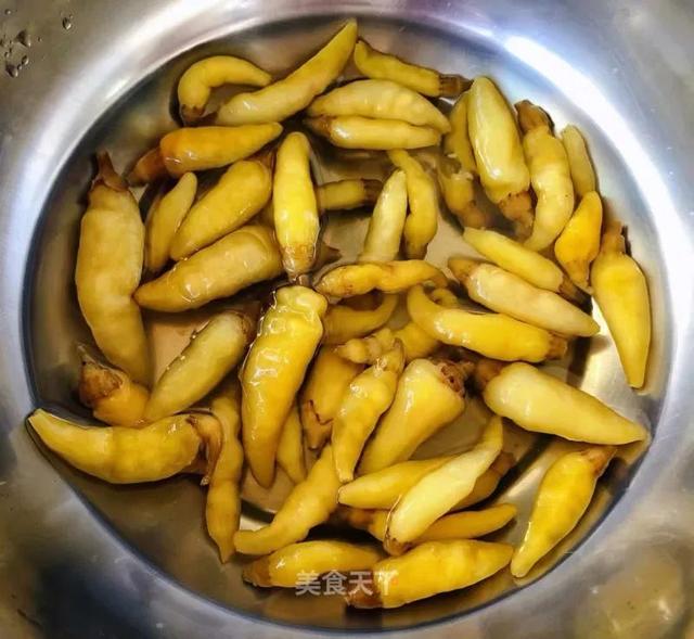 家庭版爆炒鸡胗的做法来了！鸡胗又脆又爽口，特别有嚼劲，超下饭哟