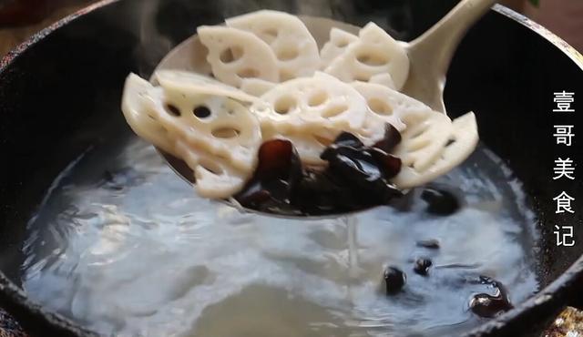 以后莲藕就这样做，加一把黑木耳，比吃肉还香，开胃下饭又解馋