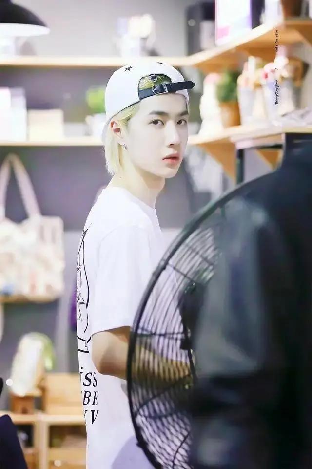 一博发博说了看一下谁在过节，我看是他自己在过六一偷笑！|fun娱乐