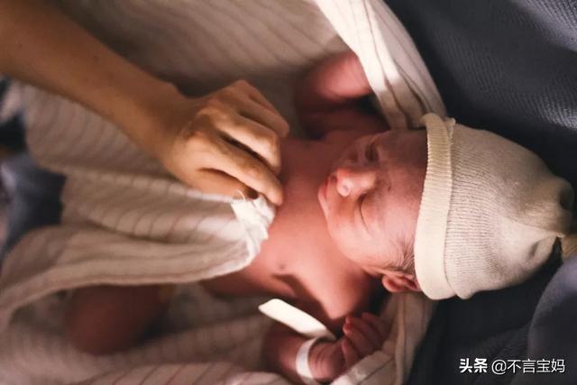 你的育儿经|宝宝刚出生，妈妈直呼：好丑啊！别惊讶，新生儿有这些现象很正常