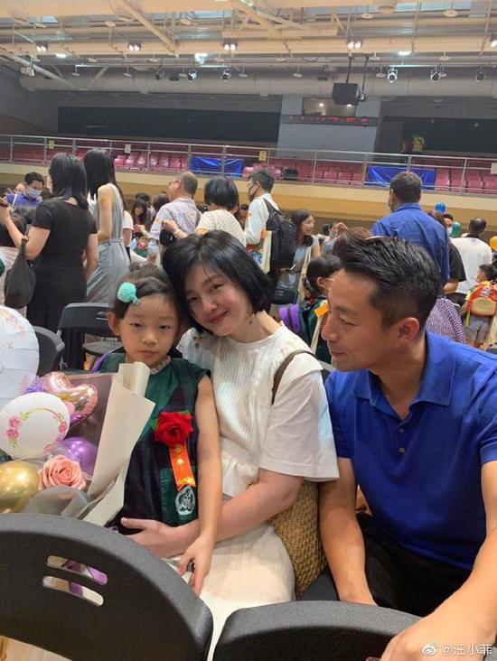 无敌小萌神|大S女儿幼儿园毕业，汪小菲晒照一家三口，小玥儿长相被“截胡”