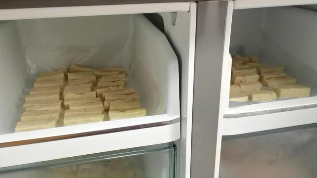 冻豆腐是怎样做出来的？弹性好、热量少、营养丰富，减肥理想美食
