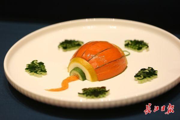 全国顶尖大厨“抡勺比武”，武汉伢凭藕夹技艺获封“厨神”