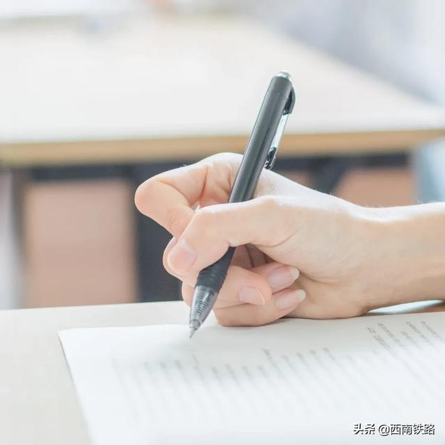 「超级宝妈」心茶座 | “你真聪明”VS“你很努力”，你pick哪一个？