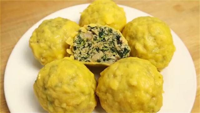 入冬了，我们家迷上吃这个，不和面不揉面，皮薄馅大，营养又美味