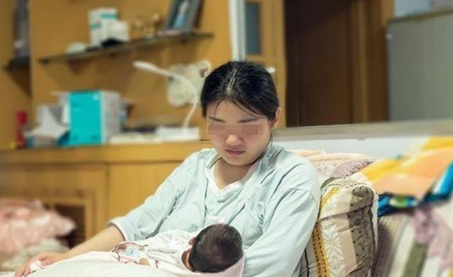 “娃都不喂就自己先吃饭，你太自私”，妈妈更爱自己，就有罪吗？