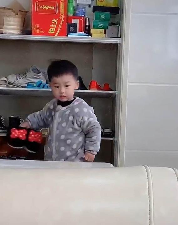 你的育儿经|弟弟变身“小丫鬟”，“一条龙”服务姐姐起床，网友：最惨二胎