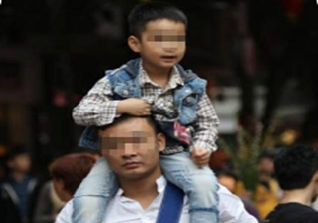 超级宝妈▲2岁娃“高空跳跃”，一屁股坐爸爸肩膀，网友：稳准狠是个苗子