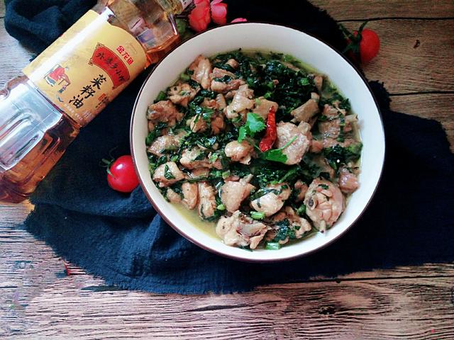 雪菜味道鲜美，鸡翅营养丰富，完美搭配，吃着超过瘾