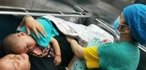 超级宝妈|孕妈深夜独自到医院生“二胎”，身边还带着大宝，网友：心疼宝妈