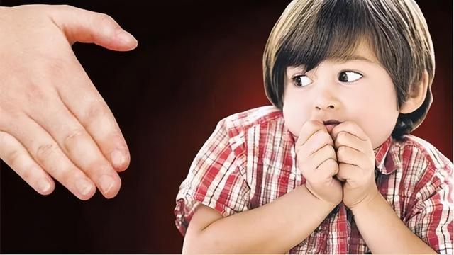 稳！10岁男孩被锁超市一夜，淡定吃喝，网友：这是我儿时的梦想